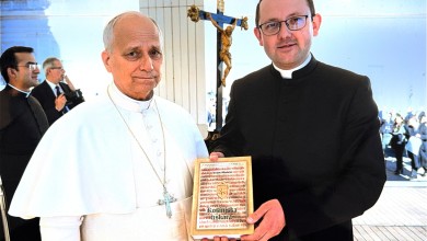 Photo of Ovo je trenutak kada je papa Lav XIV primio knjigu Kosinjska tiskara