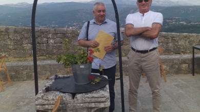 Photo of Gospićki pjesnici Branimir Mikić i Danko Ivšinović na Kninskoj tvrđavi