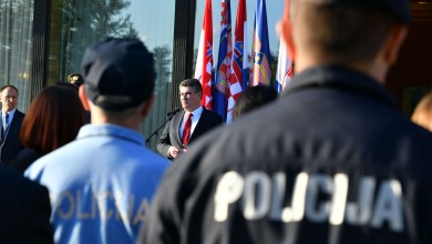 Photo of Milanović poručuje Ličanima: Ovaj kraj ne treba ničiju milost. Ovdje imate krasnu zemlju, ima vas 50 tisuća,…