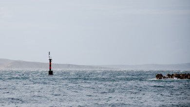 Photo of Zbog bure zatvoren Paški most, trajekti u prekidu, u Lici pada snijeg