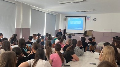 Photo of Policijska službenica edukacijom učenika podiže svijest o sigurnosti najmlađih u prometu