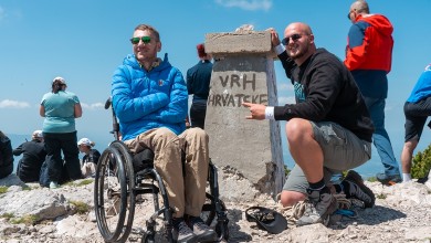 Photo of Povijest se ponovno pisala u Kninu: Prvi put vrh Hrvatske posjetila je osoba u invalidskim kolicima