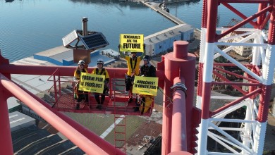 Photo of Aktivisti Greenpeacea prosvjedovali na 135 metara visokoj platformi: Crvene alarme i toplinske udare uzrokuju fosilna goriva!