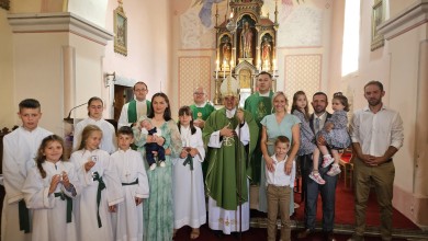 Photo of Biskup Medo krstio malenog Josipa, osmo dijete u obitelji Kolačević