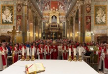 Photo of Papa na dar dobio ličku kapu, bocu domaće rakije i knjigu “Kosinjska tiskara”