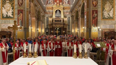 Photo of Papa na dar dobio ličku kapu, bocu domaće rakije i knjigu “Kosinjska tiskara”
