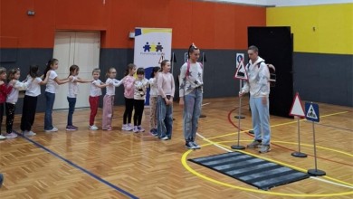 Photo of „Kata i Nino na putu do škole“ svratili u Korenicu