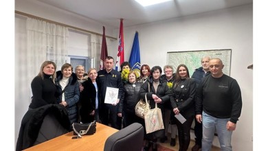 Photo of Policija pokazala srce veće od značke i obilježila Dan mimoza u Otočcu