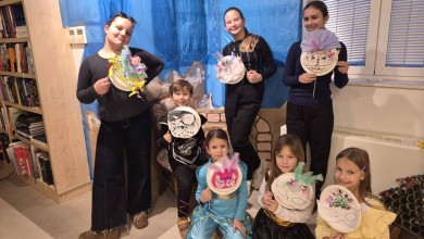 Photo of Kreativno i radno u Gradskoj knjižnici Novalja: djeca izrađivala karnevalske maske i učila uz podršku