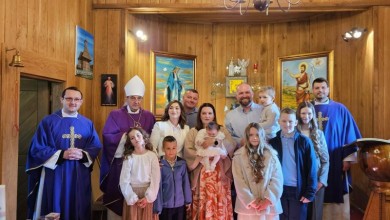 Photo of Biskup Medo krstio malenu Martu, peto dijete u obitelji Hodak