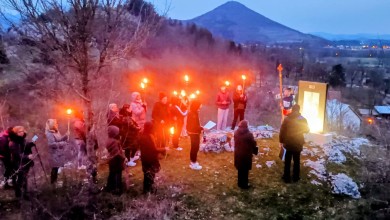 Photo of FOTO Posebno dojmljiv križni put okupio vjernike na Gradini