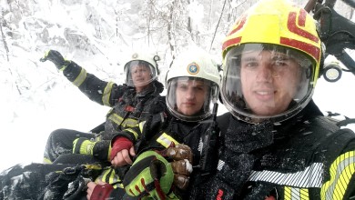 Photo of Plitvički vatrogasci pješice se probijali kroz snijeg i spasili obitelj s bebom