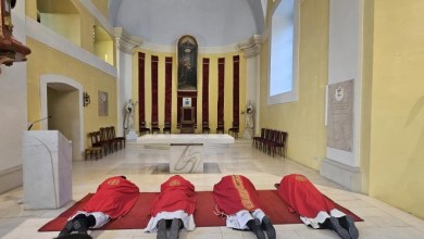 Photo of Emotivni obredi Velikog petka u Gospiću: Vjernici u tišini pred Kristovim grobom