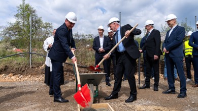 Photo of FOTO U Otočcu položen kamen temeljac za novi vrtić: “Rješavamo duge liste čekanja”