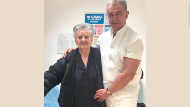 Photo of Došetala sama: Nakon operacije tumora od 36 kila baka Ana stigla na kontrolu, donijela i rakiju!