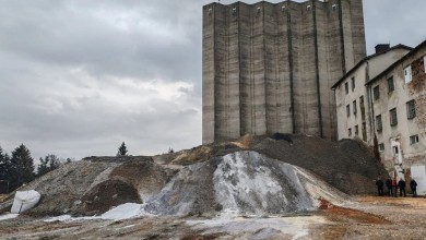 Photo of Sastanak u Gospiću: “Otpad se pomiješao sa zemljom, nema poduzeća koja bi mogla sanirati na jednostavan način”