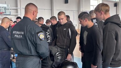 Photo of Interventna policija oduševila učenike u Otočcu pokaznom vježbom