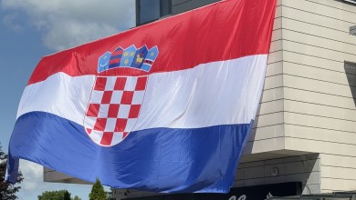 Photo of Gospić u znaku Vatrenih: Desetmetarska hrvatska zastava zavijorila u srcu Like